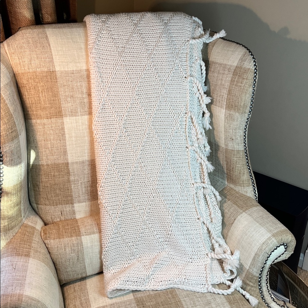 Pottery Barn Bluma Chunky  Knit Tassel Throw Soft White  50 x 60" - Picture 10 of 12